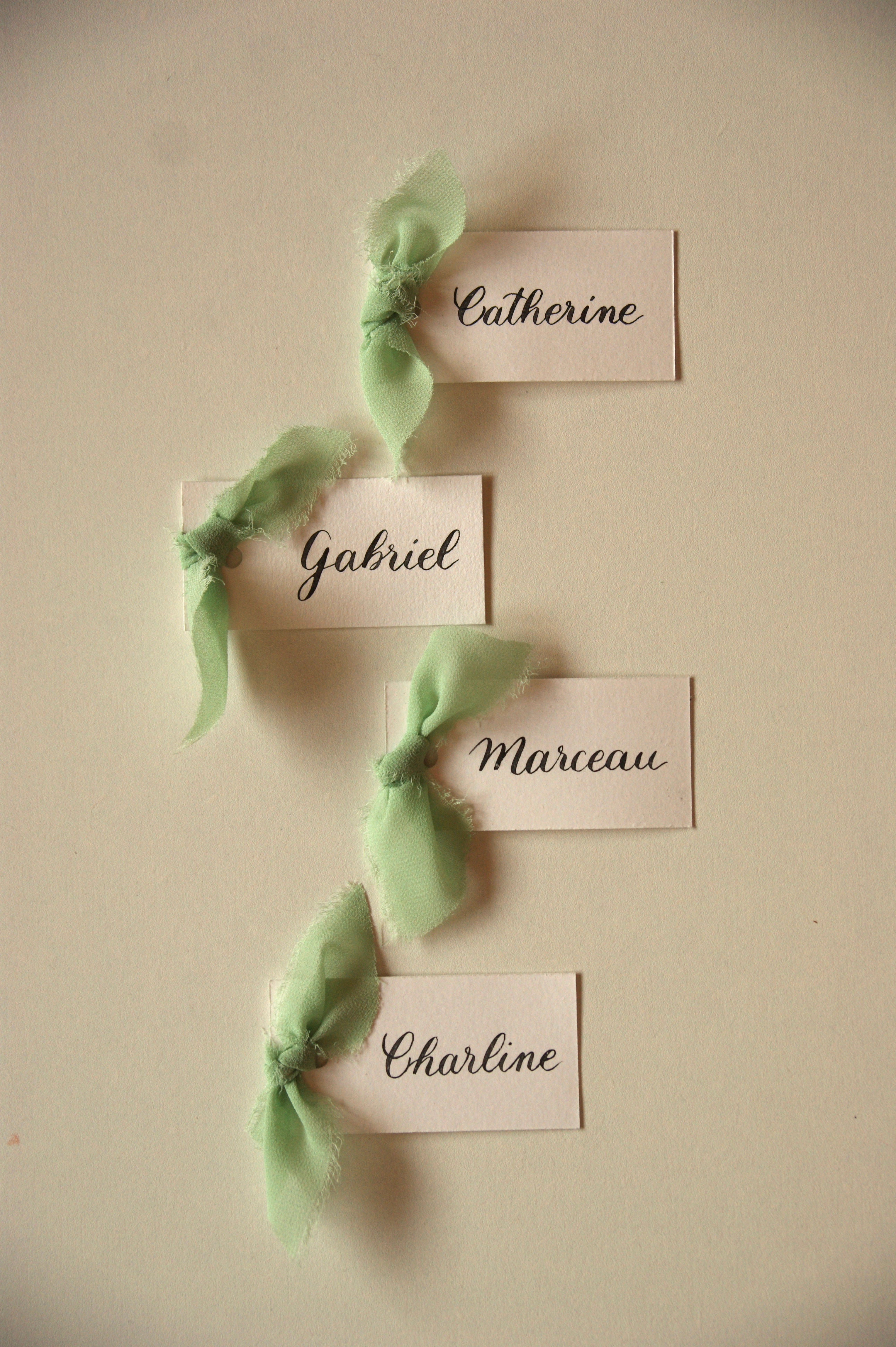 Marque-places — Papier calligraphié & nœud décoratif