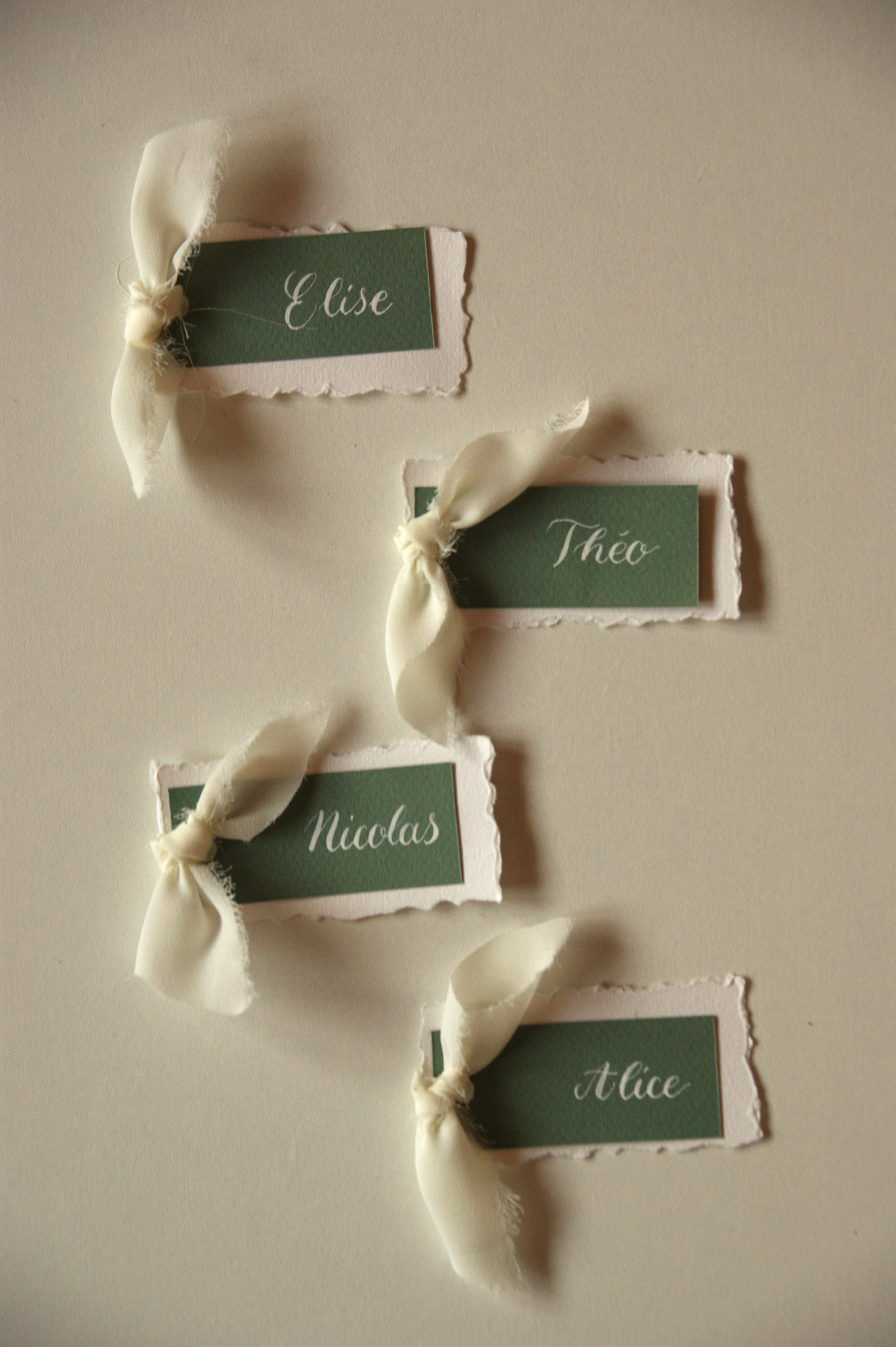 Marque-places — Double papier coloré avec nœud