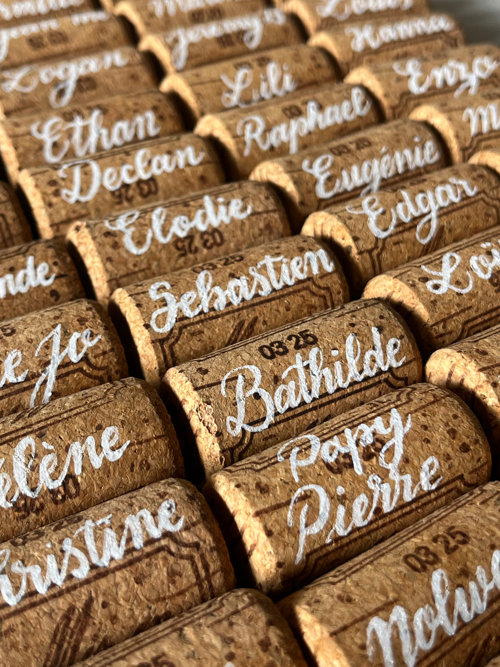 Marque-places — Bouchons en liège calligraphiés