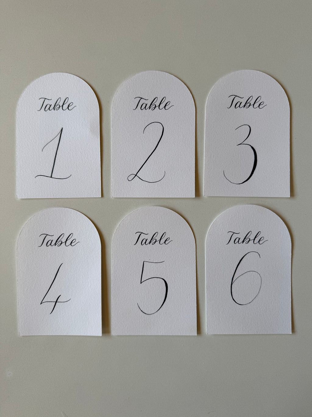 Numéros de table en arche – Calligraphie à la main