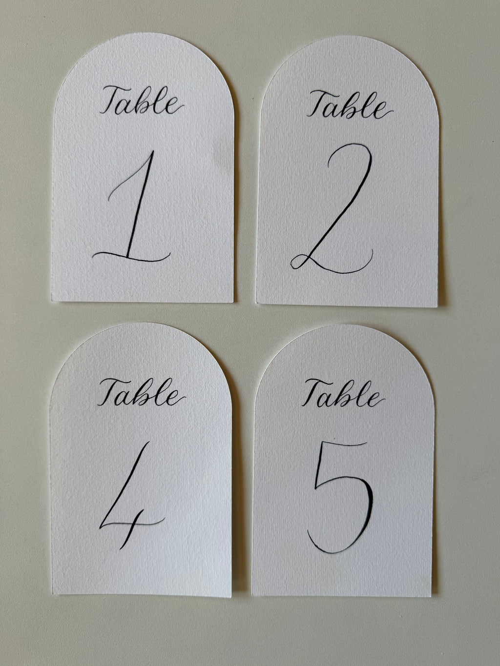 Numéros de table en arche – Calligraphie à la main