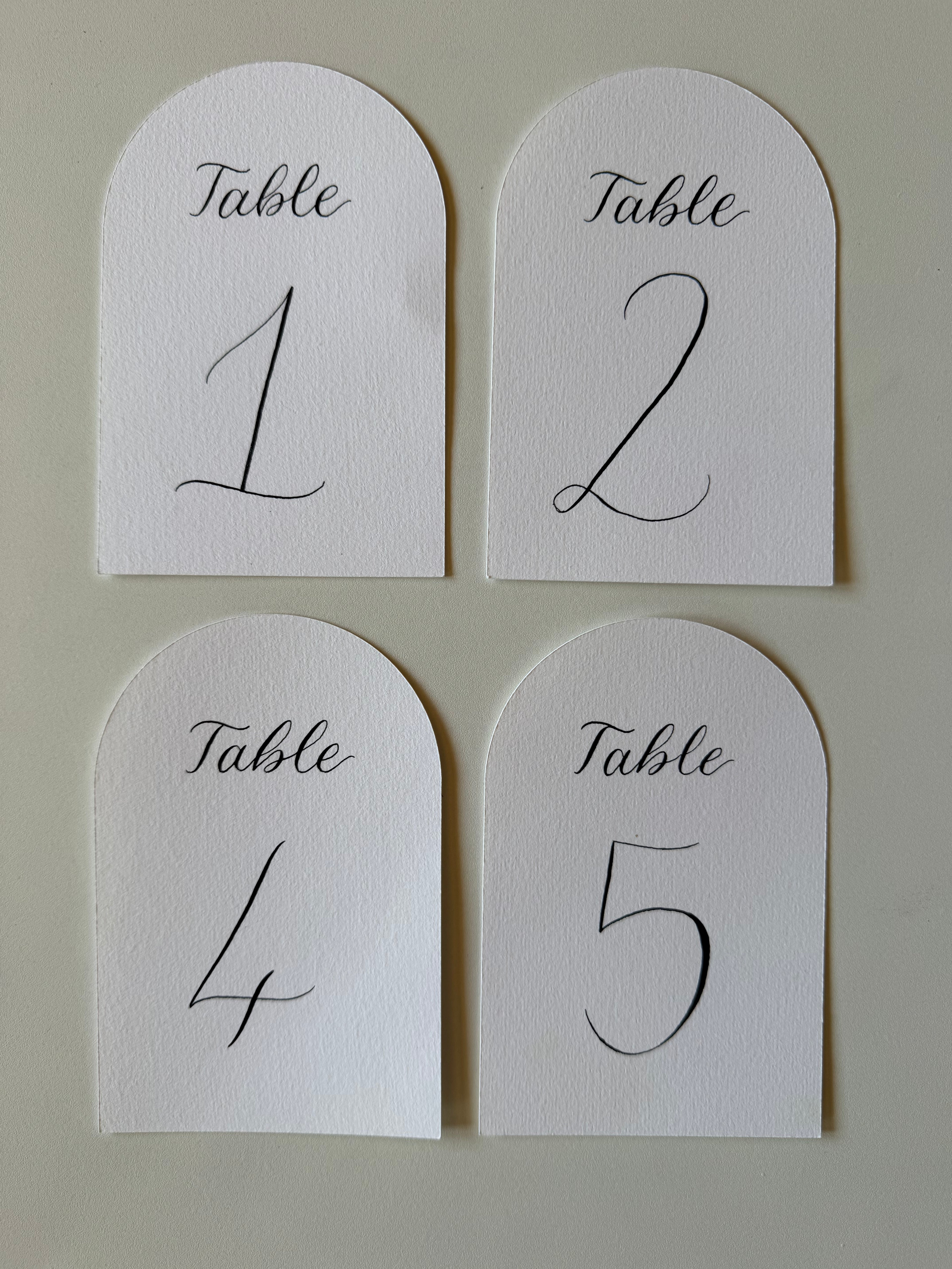 Numéros de table en arche – Calligraphie à la main