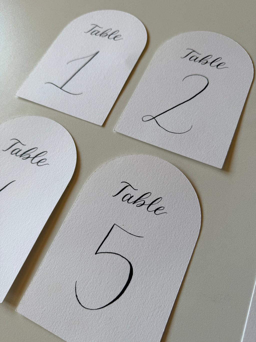 Numéros de table en arche – Calligraphie à la main