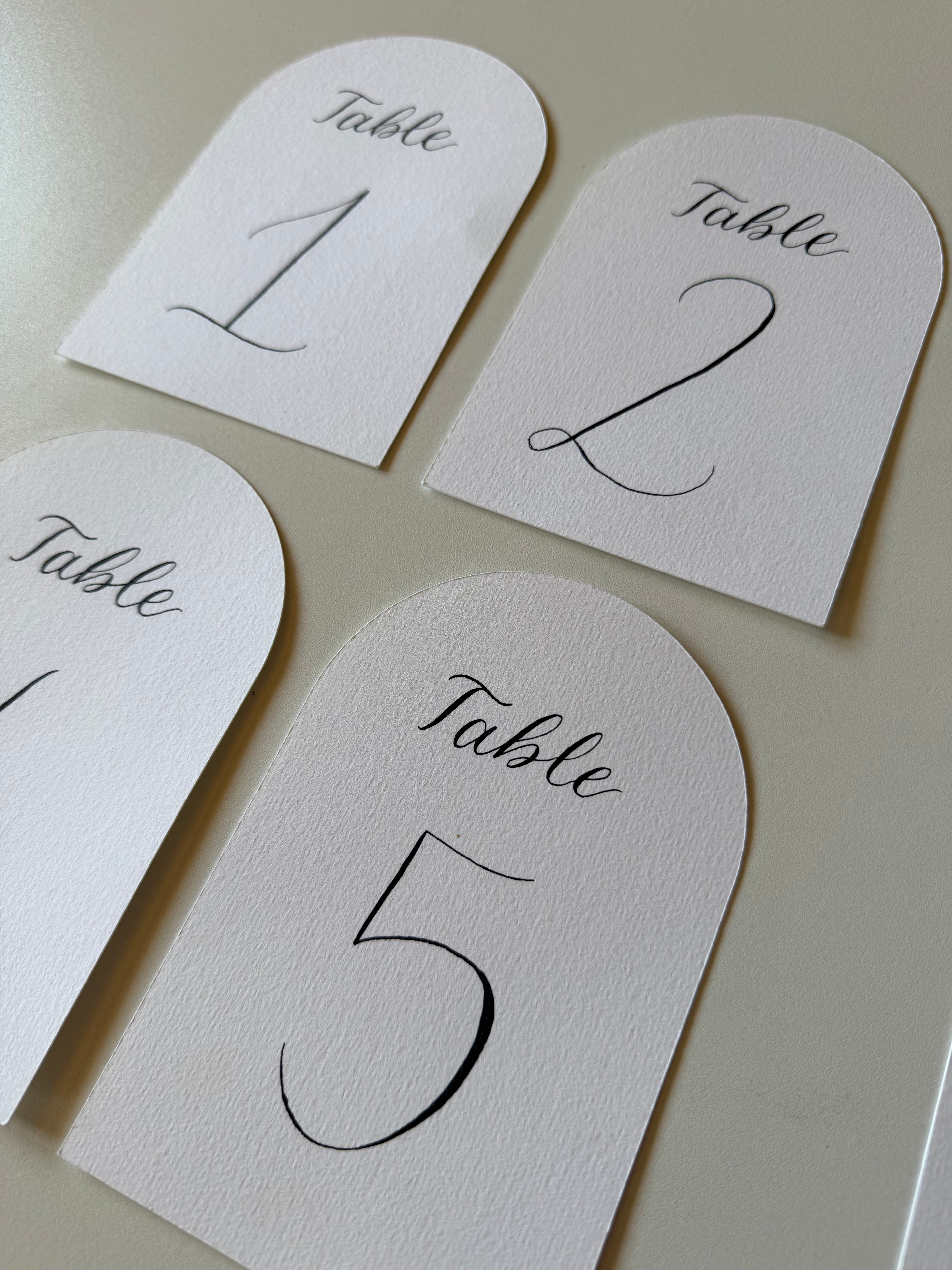 Numéros de table en arche – Calligraphie à la main